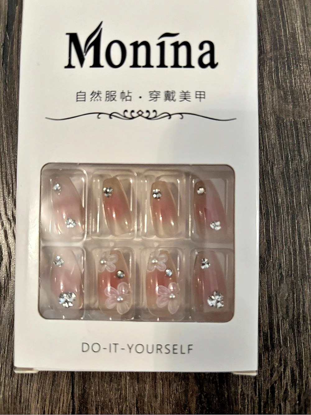 Monīna Peach Flower Shaped False Nails with Rhinestone Accents Press-On Nails